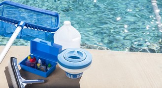 Matériel d'entretien de piscine au bord du bassin