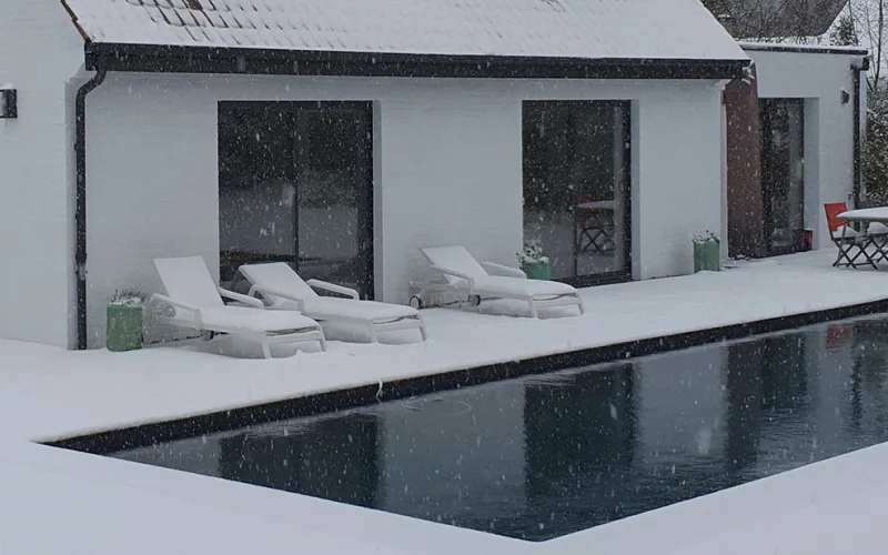 Piscine sous la neige avant hivernage
