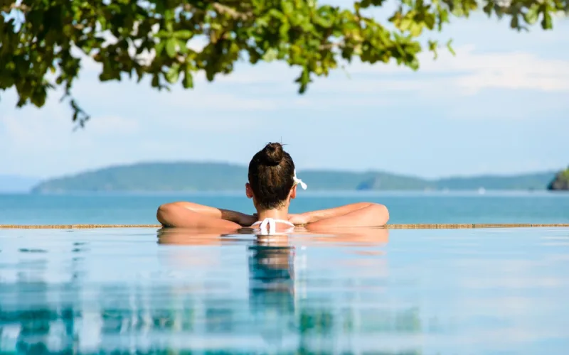 Baigneuse dans une piscine à débordement