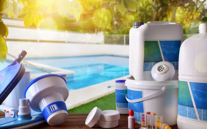Produits d'entretien au bord d'une piscine