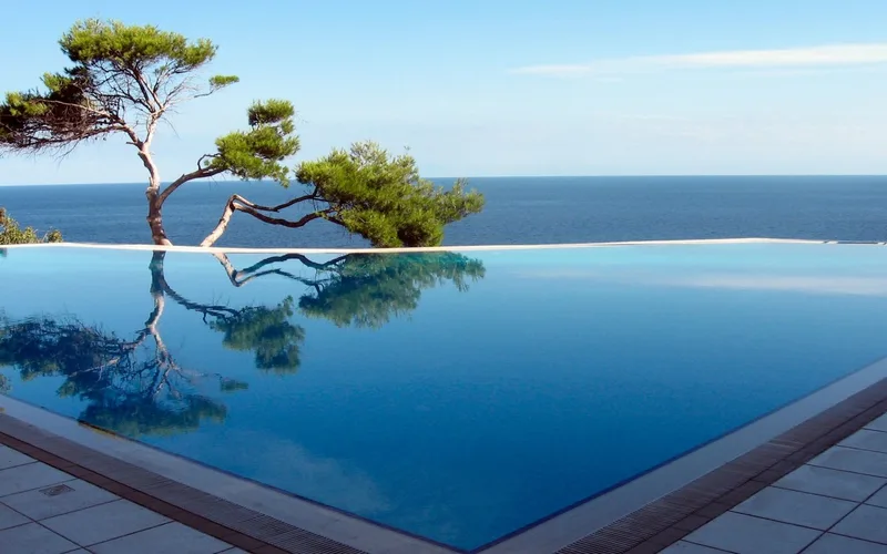 Piscine à débordement en plein été