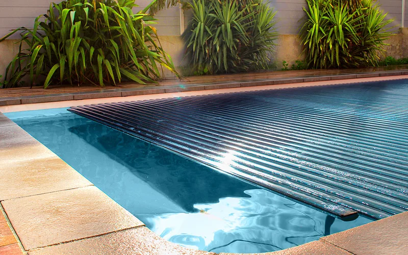 Piscine équipée d'un volet, entretenue toute l'année